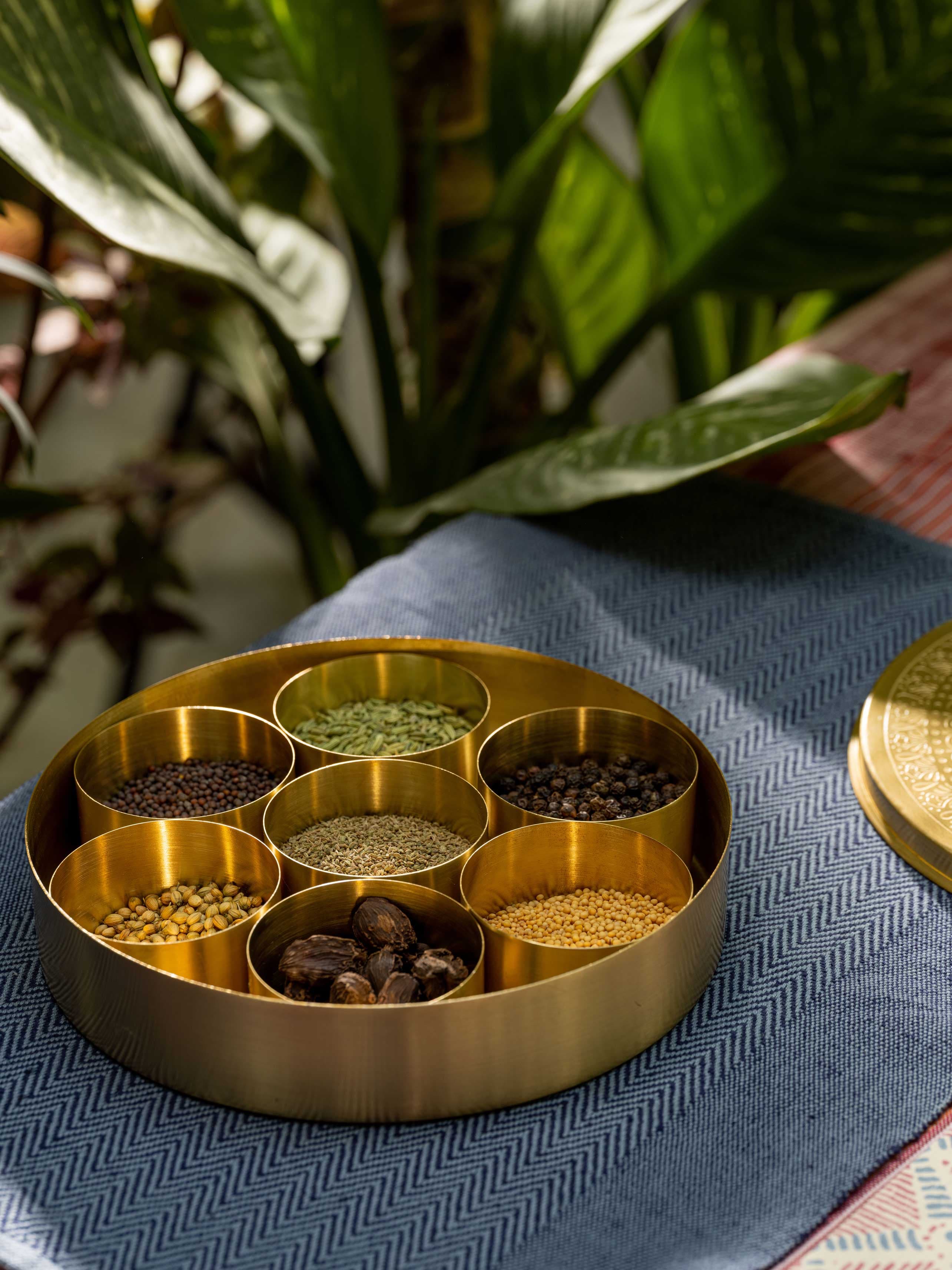 Thumbnail preview #8 for Ta'attur - Brass spice box