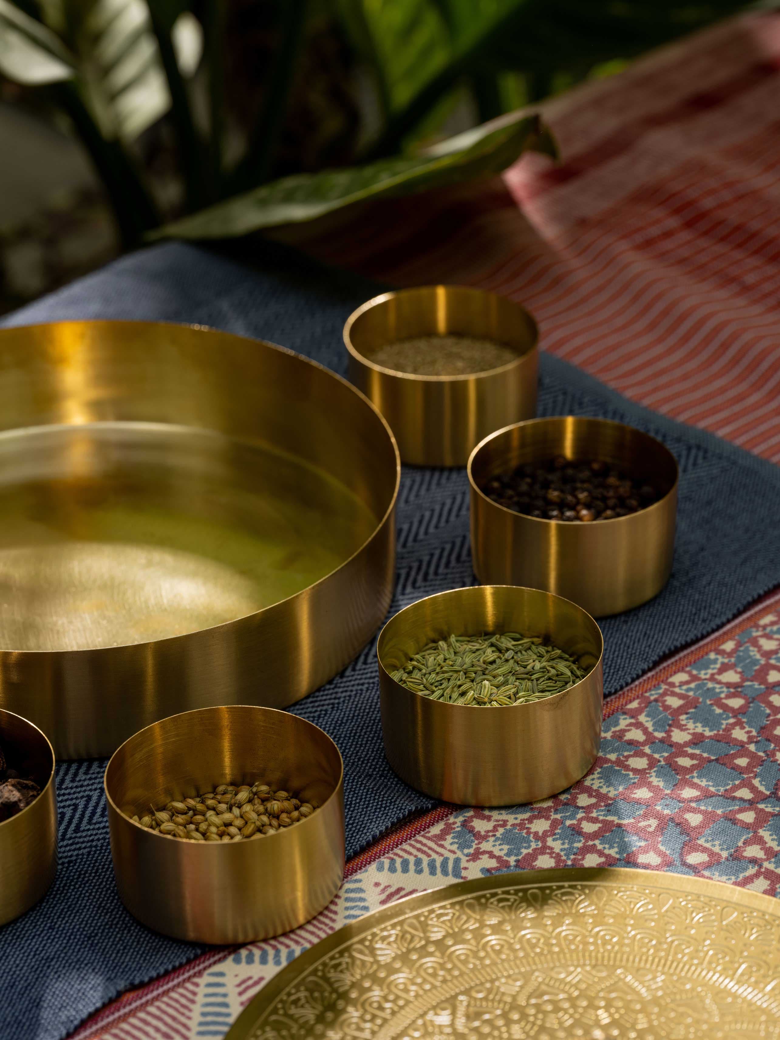 Thumbnail preview #4 for Ta'attur - Brass spice box